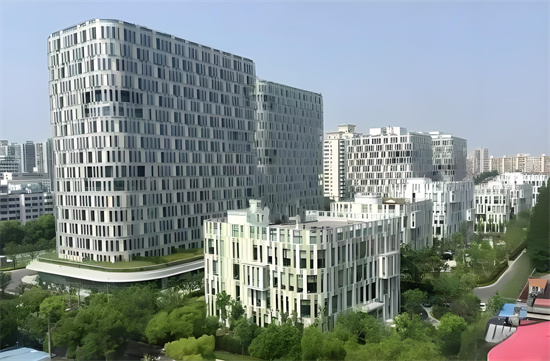 漕河泾开发区地铁口：上海科技企业的甲级写字楼群