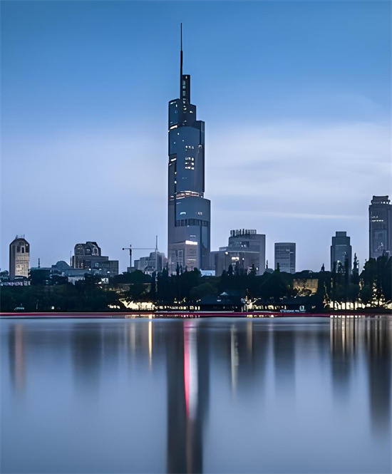 南京紫峰大厦：探寻450米高的城市新地标